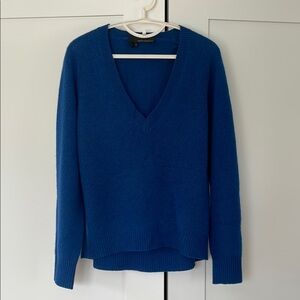 360 CASHMERE V neck sweaters size M